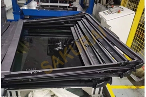 汽車前后風(fēng)擋玻璃包邊整體注塑包邊工藝